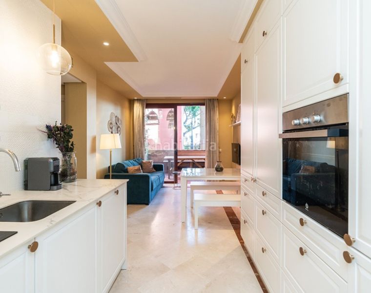 Foto 516503ac-8300-470e-8649-412d3ecdab2e. Pis amb xemeneia piscina a Real de Zaragoza Marbella