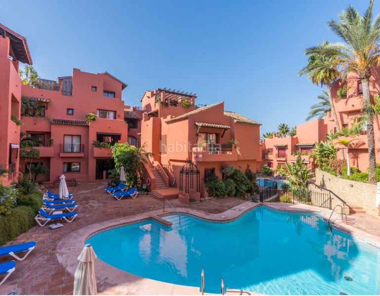 Foto 7870cc28-69ed-4434-8d1f-5e4d041a0f35. Pis amb xemeneia piscina a Real de Zaragoza Marbella