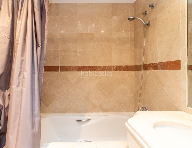 Foto ce26714f-660d-4a6b-bcbd-dd2d5572195a. Pis amb xemeneia piscina a Real de Zaragoza Marbella