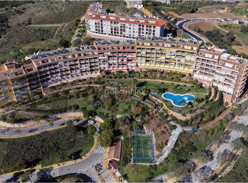 Foto 1a934cc3-c44d-4f9e-81a7-3cabe73be658. Pis amb xemeneia aparcament piscina a Los Pacos Fuengirola