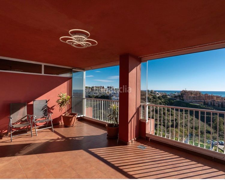 Foto 1eee1da9-8638-44c6-8fce-d5bd7a5c33eb. Pis amb xemeneia aparcament piscina a Los Pacos Fuengirola