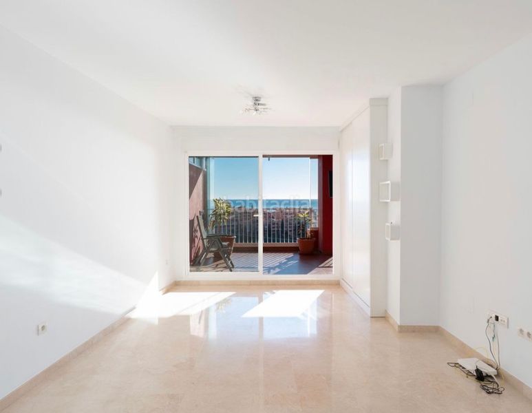 Foto 34a90c86-136e-40f1-8b59-237e6d08986d. Pis amb xemeneia aparcament piscina a Los Pacos Fuengirola