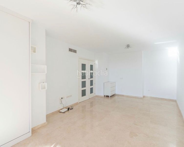 Foto 50ecc55b-d03c-40a4-8e98-28d886b9e7bb. Pis amb xemeneia aparcament piscina a Los Pacos Fuengirola