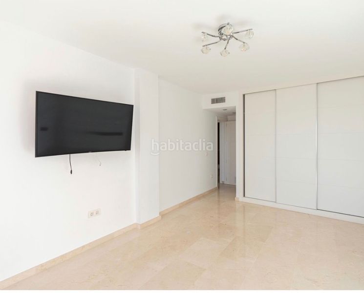 Foto 7b7fb6d2-6c58-4e94-9e43-78d16380fbb6. Pis amb xemeneia aparcament piscina a Los Pacos Fuengirola