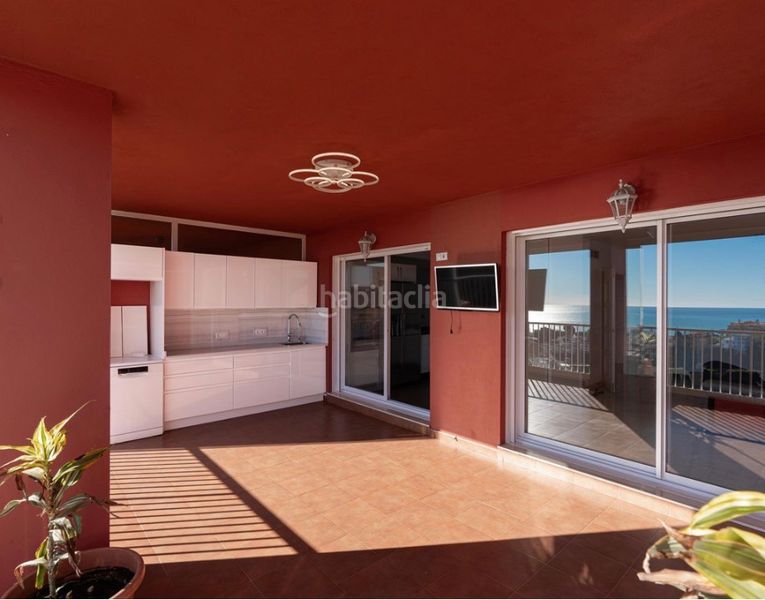 Foto 86a8f91e-fc42-45f4-9a24-6ad4f11e7a34. Pis amb xemeneia aparcament piscina a Los Pacos Fuengirola