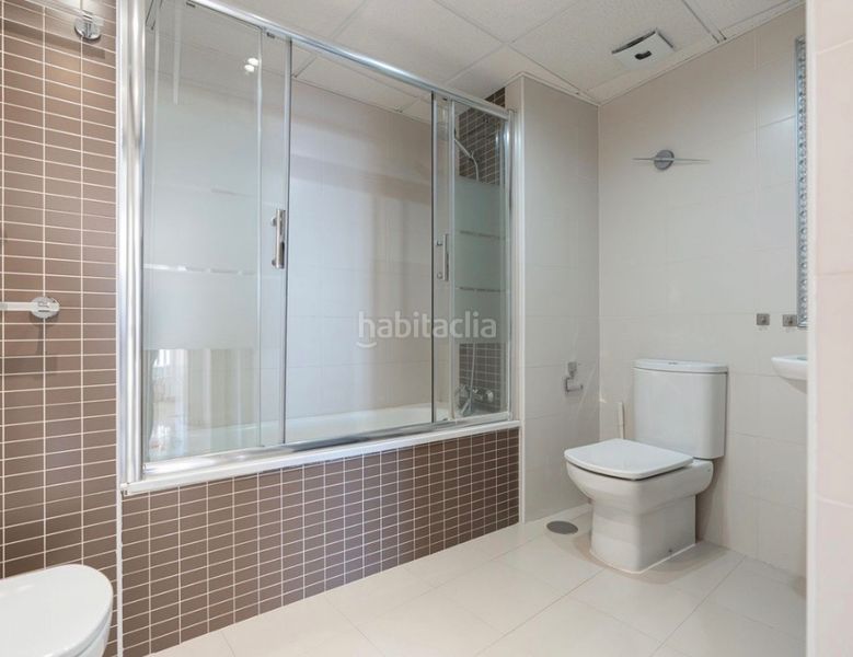 Foto e68aa878-03b5-44f8-84b8-16d60235b44e. Pis amb xemeneia aparcament piscina a Los Pacos Fuengirola