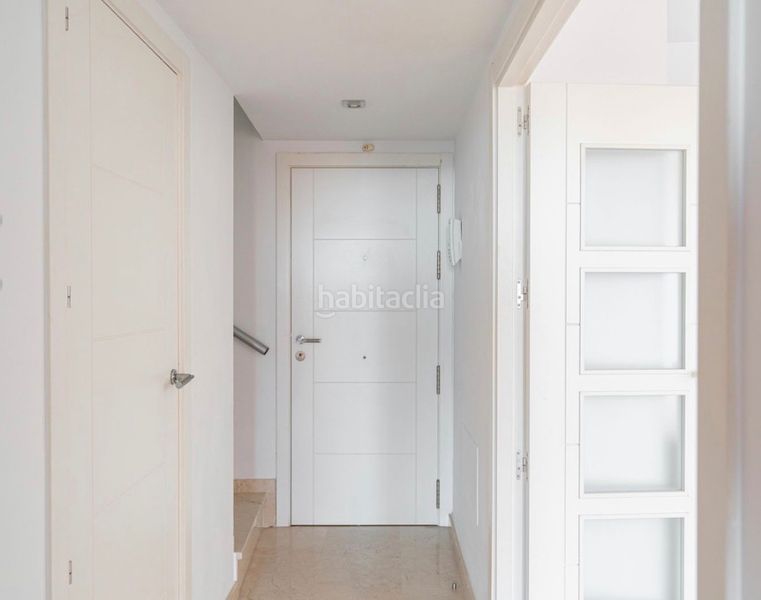 Foto f3cc5abf-01af-4fea-8b6e-741e2b4a354e. Pis amb xemeneia aparcament piscina a Los Pacos Fuengirola