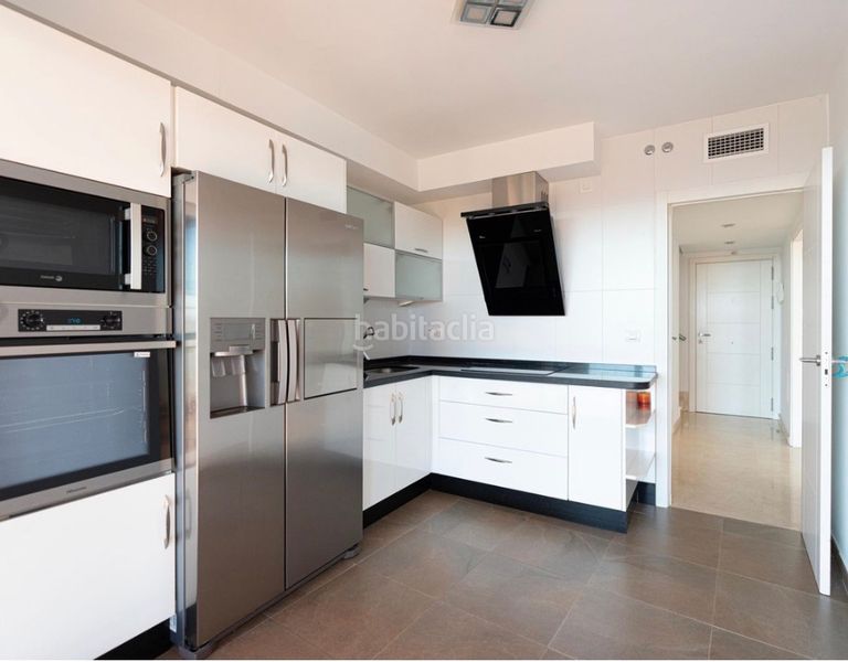 Foto f962476a-57d0-4e80-b994-dc5953a4eb53. Pis amb xemeneia aparcament piscina a Los Pacos Fuengirola