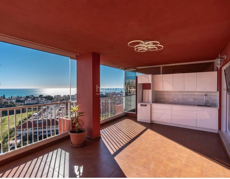 Foto fc3af824-f7d3-4853-bd7f-81c63917c09d. Pis amb xemeneia aparcament piscina a Los Pacos Fuengirola