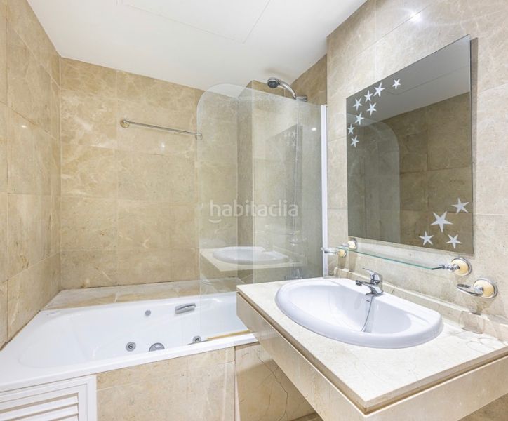 Foto a1b5b452-7a63-4551-a3da-18af510bbc41. Pis amb xemeneia piscina a La Duquesa Manilva