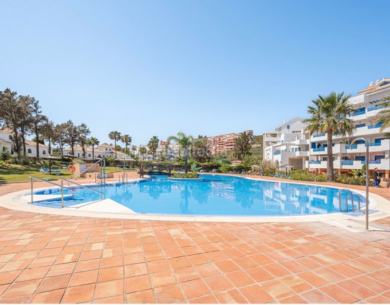 Foto e21b5b98-da66-4c7c-a44f-639c17d2aee6. Pis amb xemeneia piscina a La Duquesa Manilva