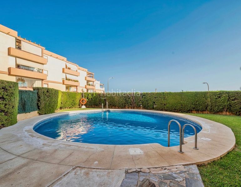 Foto ce714073-ef56-47a2-aba4-86bfcb27e9f2. Pis amb xemeneia piscina a Nueva Torrequebrada Benalmádena