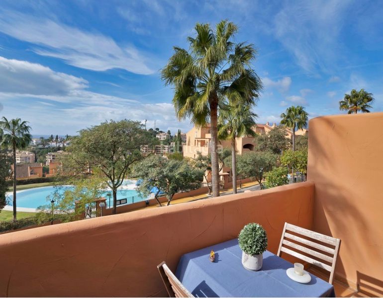 Foto ad067576-e3a1-4ed5-b2d7-aae374aa96b2. Pis amb xemeneia piscina a Santa María Marbella