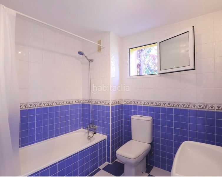 Foto 61a79211-e772-46bf-9656-f77536def95f. Pis amb xemeneia aparcament piscina a reserva de Marbella Marbella