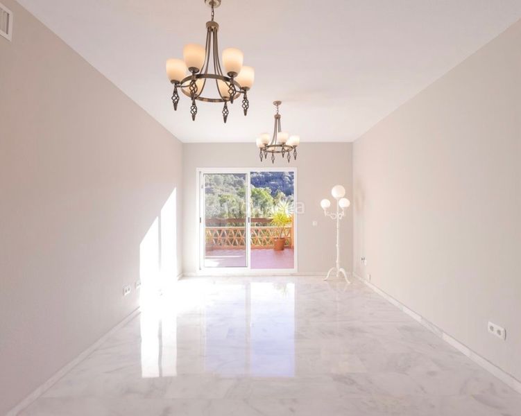 Foto 7c547e5a-3148-4563-9083-9acfef48c17c. Pis amb xemeneia aparcament piscina a reserva de Marbella Marbella