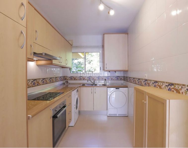 Foto af91b457-f1fb-4632-be9e-72758e9ab007. Pis amb xemeneia aparcament piscina a reserva de Marbella Marbella