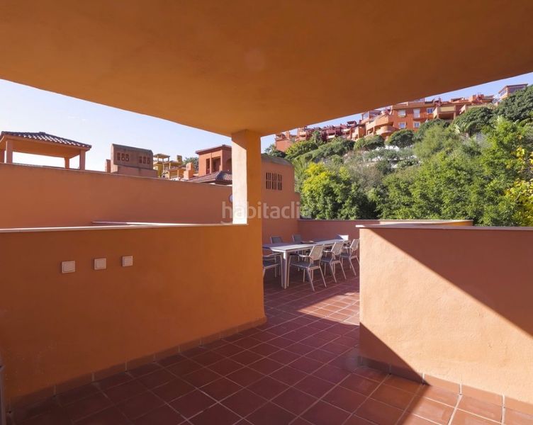 Foto e96db230-8fd4-44fd-8a81-d980fc6d473d. Pis amb xemeneia aparcament piscina a reserva de Marbella Marbella