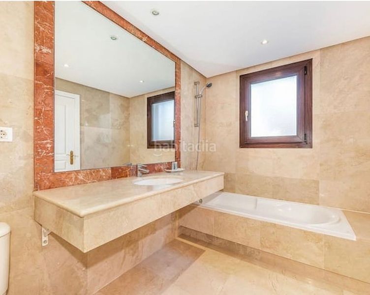 Foto b3d2e6cb-719d-46c0-8d23-3dd8f2a2c3c7. Pis amb xemeneia aparcament piscina a Mijas golf Mijas