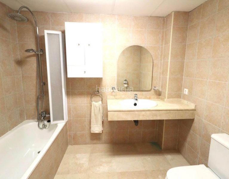 Foto a1514612-1c35-4f38-bad8-0b9aa04b28b0. Pis amb xemeneia aparcament piscina a El Velerín Estepona