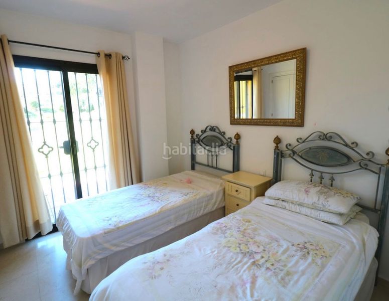 Foto ae6ad98b-0e7a-4fa4-9742-f184c87acbed. Pis amb xemeneia aparcament piscina a El Velerín Estepona