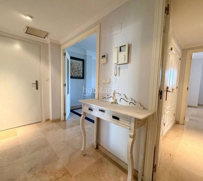 Foto b2ff7f06-b554-4ec9-9c0d-d5d7b0d4eccc. Pis amb xemeneia aparcament piscina a Río Real Marbella