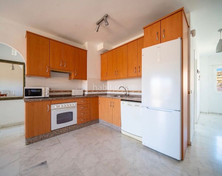 Foto beff8693-8058-4063-9674-c19fba26e06d. Pis amb xemeneia aparcament a Los Pacos Fuengirola