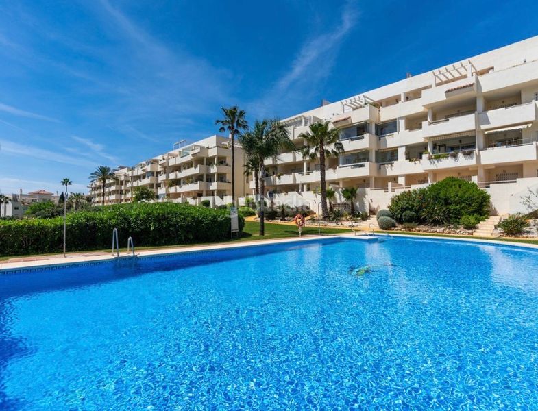 Foto f2c90727-3b08-4201-ac3b-3966632c4118. Pis amb xemeneia piscina a Calahonda Mijas