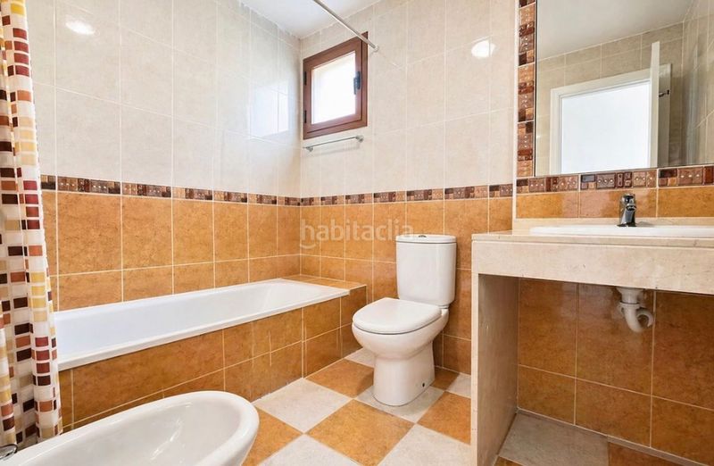 Foto ad89590e-c996-4606-8228-795326c8502c. Pis amb xemeneia aparcament piscina a Alcorrín Manilva