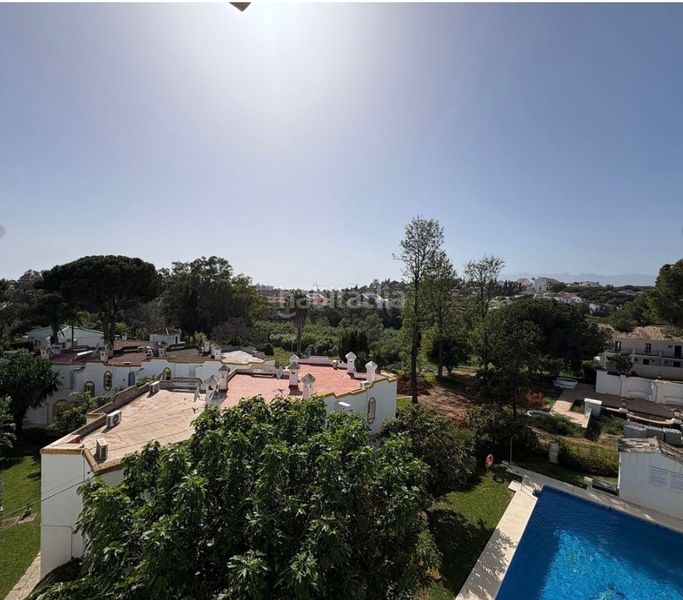 Foto a28566ac-0569-41e3-ba18-1a3f89c105b4. Pis amb xemeneia aparcament piscina a Cabopino - Artola Marbella