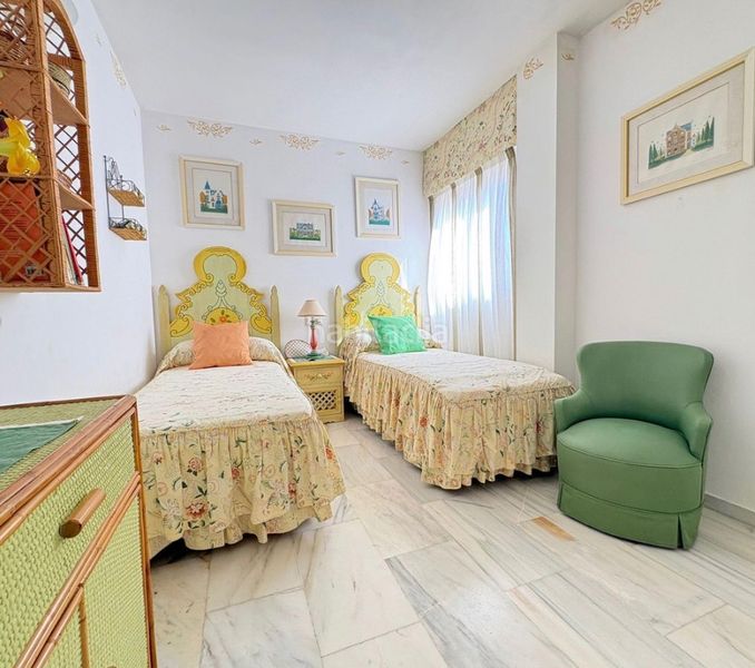 Foto b5f64adf-10e0-44ca-9650-d420a79598ed. Pis amb xemeneia aparcament piscina a Cabopino - Artola Marbella