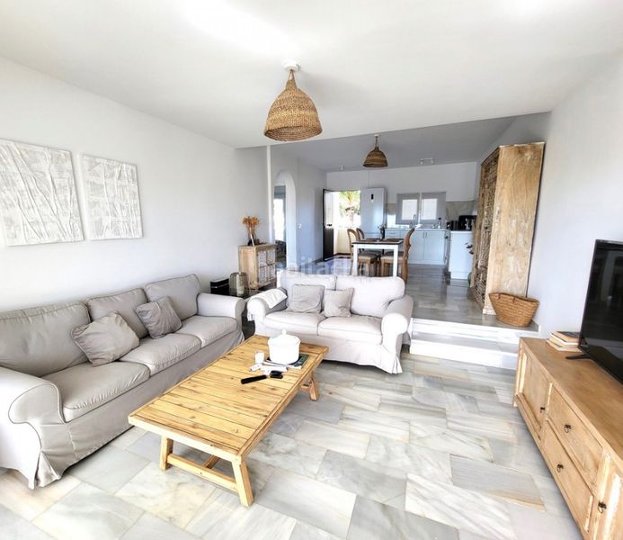 Foto b2287450-ed96-4902-a59d-f8c4b8db769f. Pis amb xemeneia aparcament piscina a reserva de Marbella Marbella