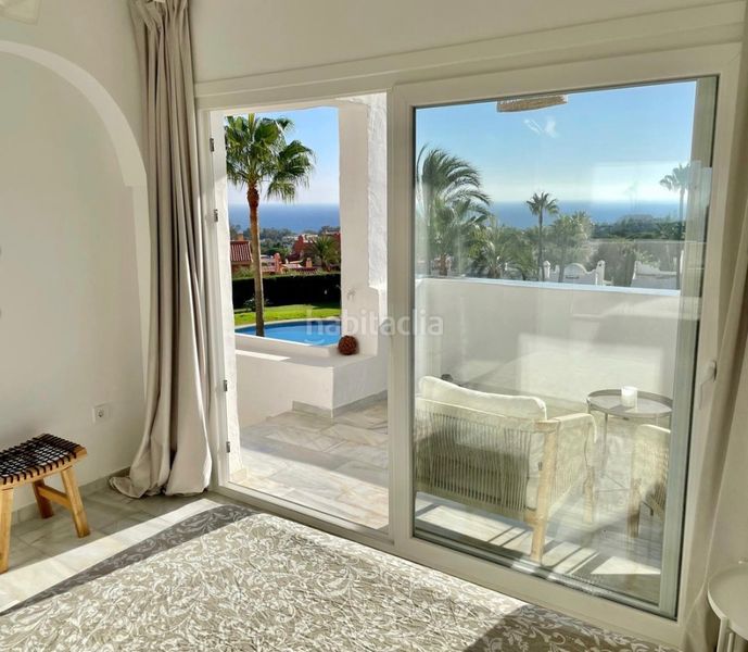 Foto d32f5706-e0dd-4b19-af9a-c4750458b71e. Pis amb xemeneia aparcament piscina a reserva de Marbella Marbella