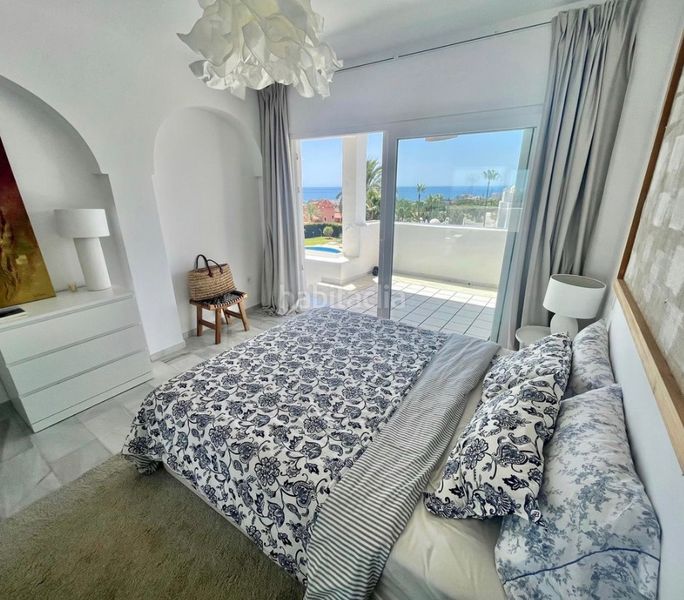 Foto e4b59fbd-5b58-4a94-8676-2e3ddde9912d. Pis amb xemeneia aparcament piscina a reserva de Marbella Marbella