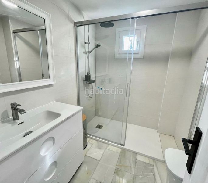 Foto ee8ed19c-855d-4d50-9652-c85572557063. Pis amb xemeneia aparcament piscina a reserva de Marbella Marbella