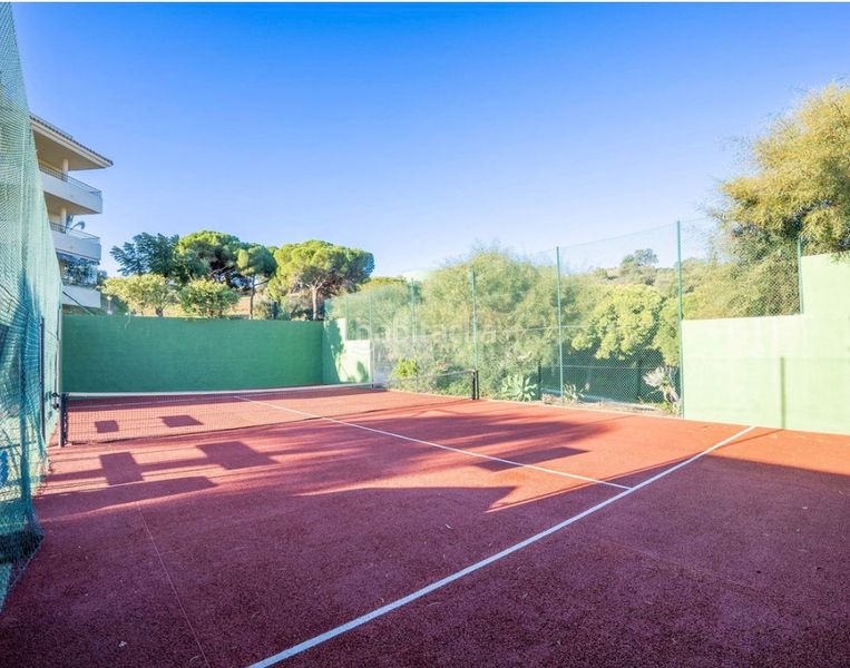 Foto fa95ce2a-62ca-4e43-824b-a6e9f2accd09. Pis amb xemeneia aparcament piscina a Mijas golf Mijas