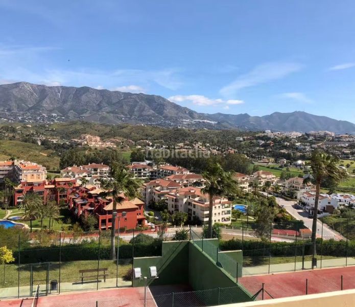 Foto adcce894-a4e9-42c7-8c45-4f3b89e40c45. Pis amb xemeneia aparcament piscina a Mijas golf Mijas