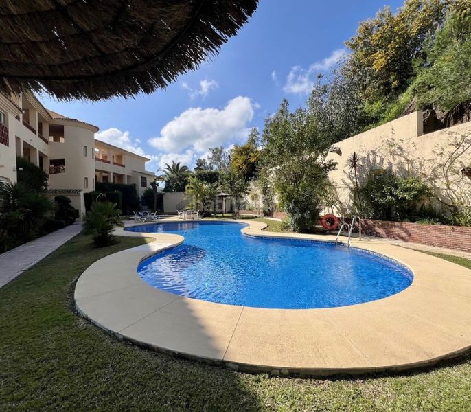 Foto 1cbae103-9bd0-42dd-93ac-79be933fabf6. Pis amb xemeneia aparcament piscina a Mijas golf Mijas