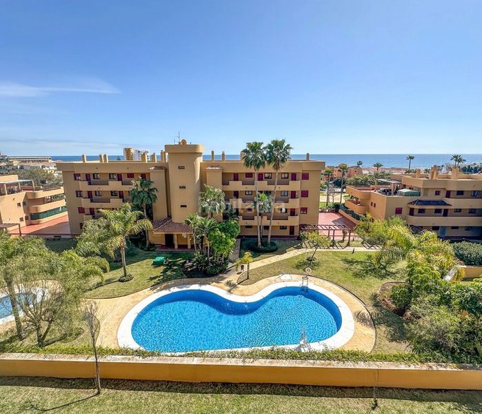 Foto 2f6aab2f-d762-4748-a4fe-03360cf1163b. Pis amb xemeneia aparcament piscina a la cala Mijas Mijas