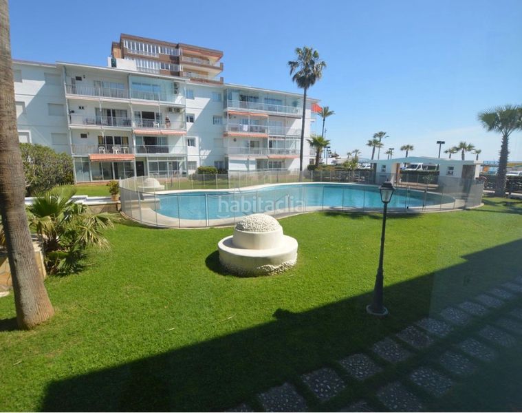 Foto 1f15cdb5-9aba-43b0-bd2b-c5d089511a74. Pis amb xemeneia piscina a Playa de los Boliches Fuengirola