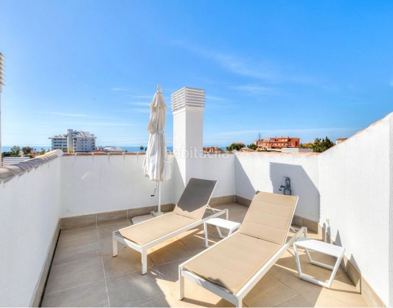 Foto b30d2626-569b-46e5-a94f-a807f241f383. Pis amb xemeneia aparcament piscina a Torreblanca del Sol Fuengirola