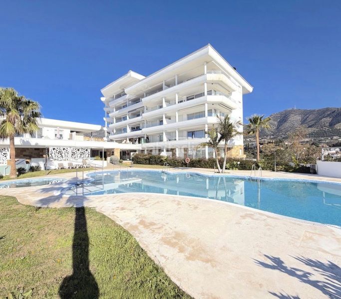 Foto e6b0a763-8609-4029-862a-2001aa1ebc07. Pis amb xemeneia aparcament piscina a Centro ciudad Fuengirola