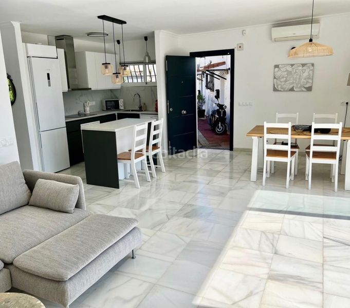 Foto a69f1210-78fb-4eb8-a5de-9b23bcb57df5. Casa amb xemeneia aparcament a Torreblanca del Sol Fuengirola
