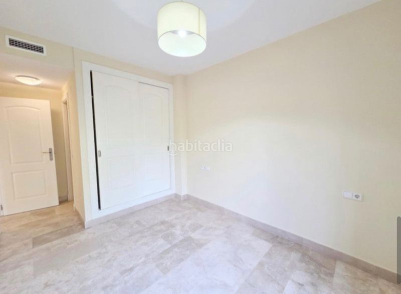 Foto b92b070e-4949-4c40-bd0c-556853d2f4cb. Pis amb xemeneia aparcament piscina a Buenas Noches Estepona