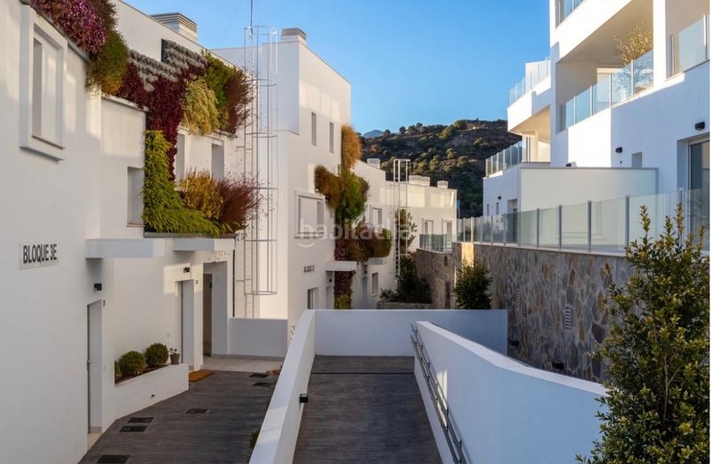 Foto 03bc2b50-7b27-4e9c-b373-725d1fd49434. Àtic amb xemeneia aparcament piscina a Alto de los Monteros Marbella