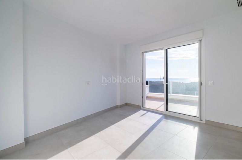 Foto a9306a84-5d1d-48f1-ba62-40c18d888173. Àtic amb xemeneia aparcament piscina a Alto de los Monteros Marbella