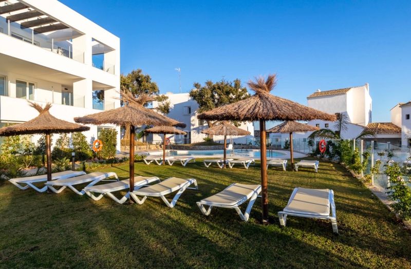 Foto d62cfaee-9234-4a3a-a481-d0a4a12876a9. Àtic amb xemeneia aparcament piscina a Alto de los Monteros Marbella