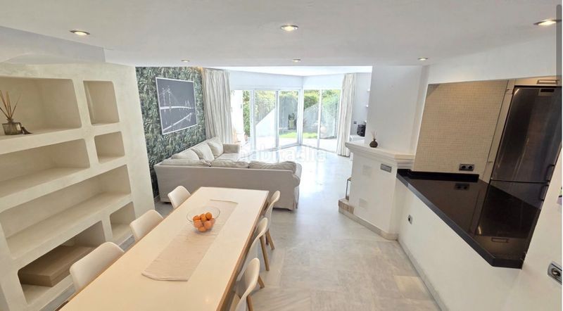 Foto 0a73c406-a0c8-4b07-b1ca-924bb28778e6. Casa adossada amb xemeneia aparcament piscina a Sierra Blanca Marbella