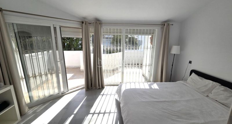 Foto c0e9fd3a-f320-4156-8536-ad94117a78bd. Casa adossada amb xemeneia aparcament piscina a Sierra Blanca Marbella