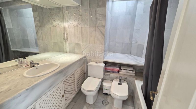 Foto c7abc4b3-4377-4d58-b9d5-0dde24f1bcba. Casa adossada amb xemeneia aparcament piscina a Sierra Blanca Marbella