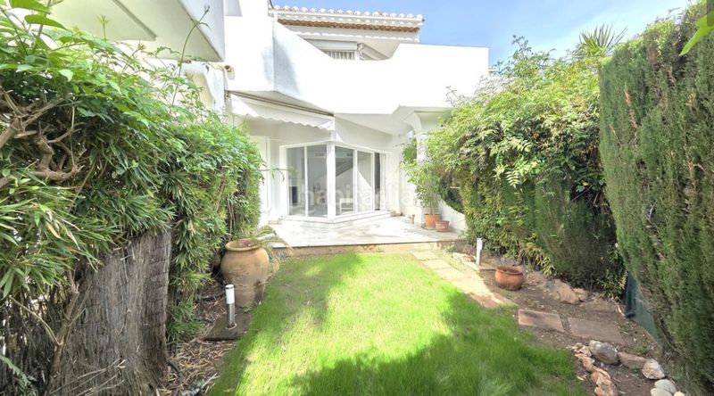 Foto d514db2d-dc32-49b7-b8bd-c951b5e5c74d. Casa adossada amb xemeneia aparcament piscina a Sierra Blanca Marbella